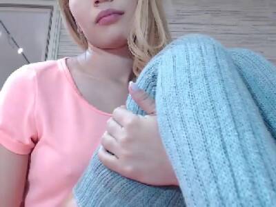 Amateur Blonde Teen Plays Solo - hclips.com