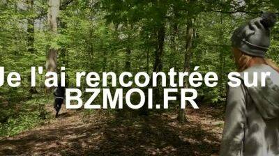 Un jeune couple se retrouve en train de baiser dans les bois - drtuber.com - France