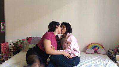 Amateur Lesbians Enjoy Sexual Touches With Each Other - hclips.com