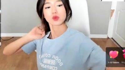 Amateur Asian teen sucks a big cock - drtuber.com