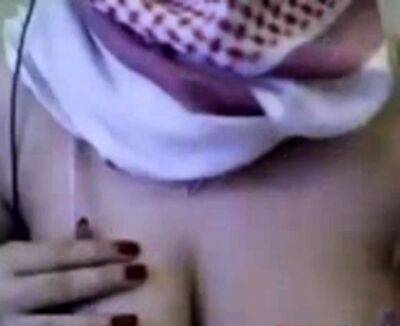 Palestine Arab Hijab Girl show her Big Boobs in Webcam - drtuber.com