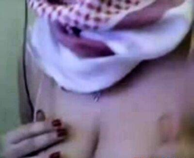 Palestine Arab Hijab Girl show her Big Boobs in Webcam - drtuber.com