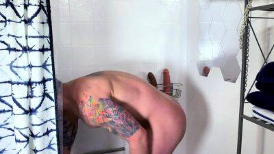 Muscled amateur masturbates in shower - drtuber.com