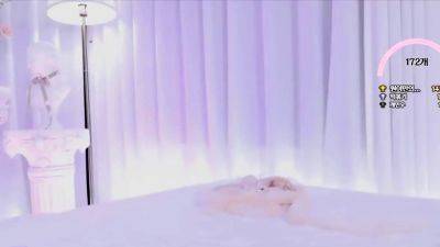 Blonde amateur gives webcam show with toys - drtuber.com - Japan