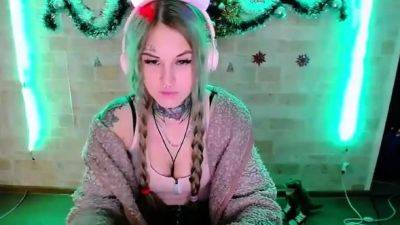Blonde teen with huge breast masturbating on webcam - drtuber.com