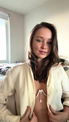 Big boob brunette masturbates on webcam - drtuber.com