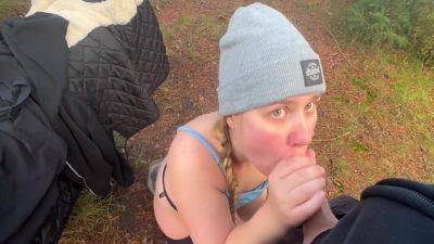 Horny Couple Fuck Outdoors During Hike - hclips.com