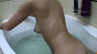 Webcam show in the bath tub - drtuber.com