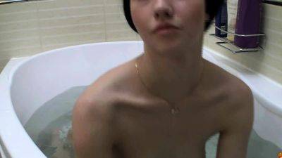 Webcam show in the bath tub - drtuber.com