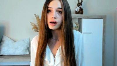 Hot amateur webcam teen masturbates for their fans - drtuber.com